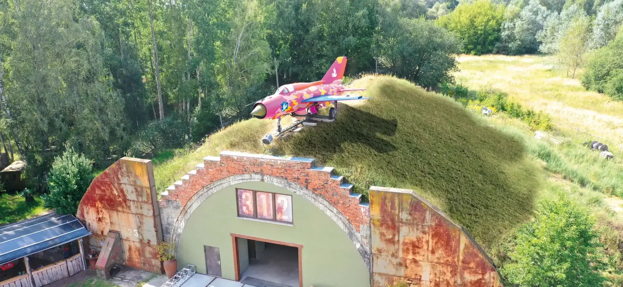 Hangar-312 Frontansicht